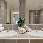 La Bastide, En Duplex Idealement Situee A Quelques Metres De La Hyeres