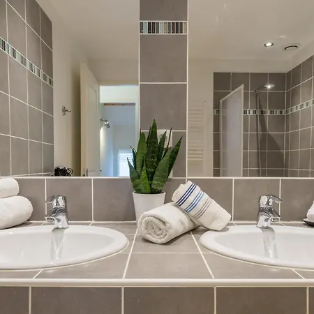 La Bastide, En Duplex Idealement Situee A Quelques Metres De La Hyeres